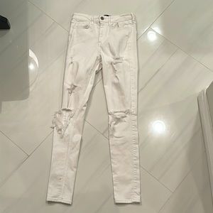 ⭐️Women’s white Hollister skinny jeans